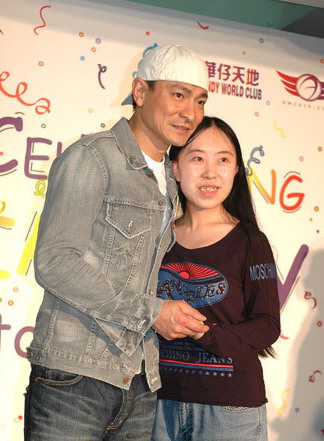 女冬粉苦追劉德華13年終圓夢 其父昨日跳海自殺