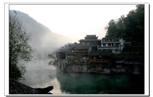 霧鎖沱江圖片