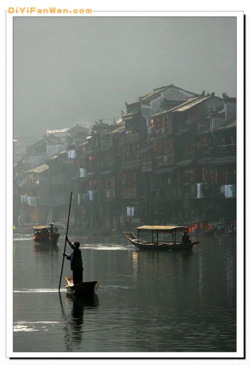霧鎖沱江圖片