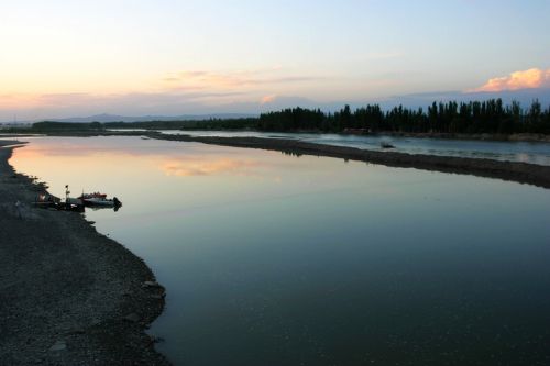 新疆伊犁河的晚霞圖片