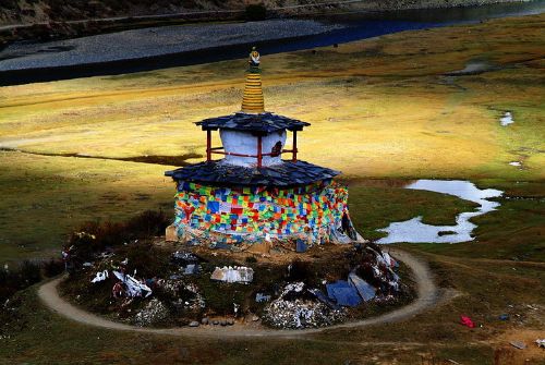 康定雅拉雪山下的塔公寺圖片