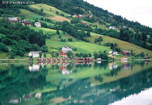 挪威小鎮的湖光山色圖片