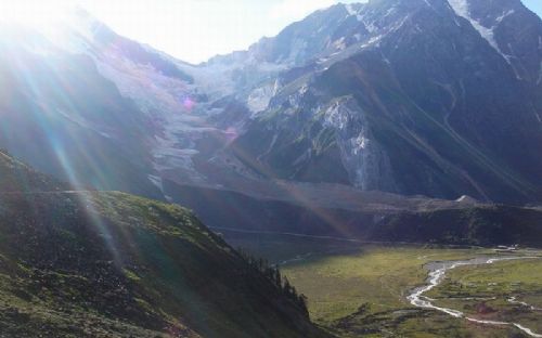 嘎隆拉雪山圖片