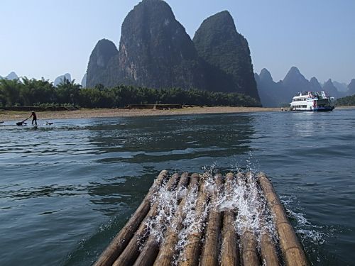 乘筏漂游灕江圖片