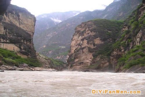 雲南虎跳峽圖片