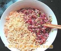 攪拌肉餡要往一個方向轉(圖)