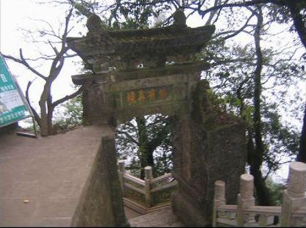 雲南西山龍門石窟圖片