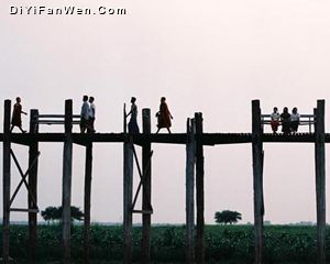 行走在緬甸的情人橋上圖片