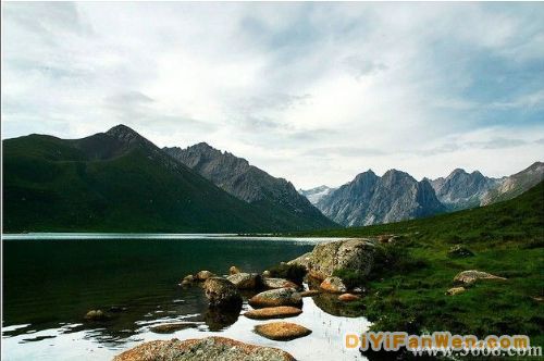 青海年保玉則神山圖片