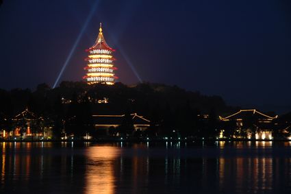 雷鋒塔的夜景圖片