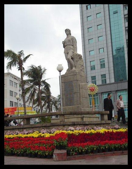 海南紅色娘子軍雕像圖片