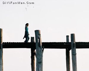 行走在緬甸的情人橋上圖片