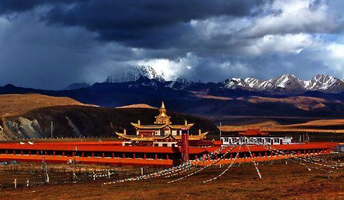康定雅拉雪山下的塔公寺圖片