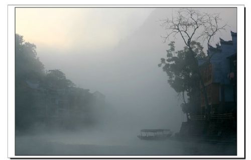 霧鎖沱江圖片