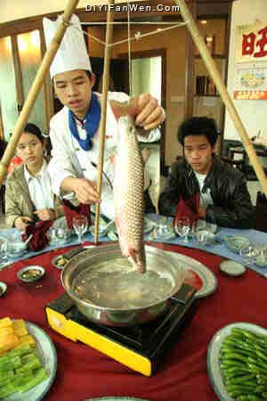 把魚吊著吃 新潮！(圖)