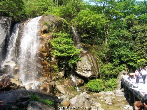 明月山觀瀑圖片