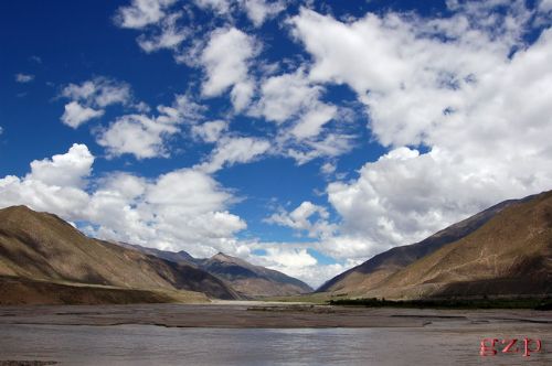西藏雅魯藏布江河谷圖片