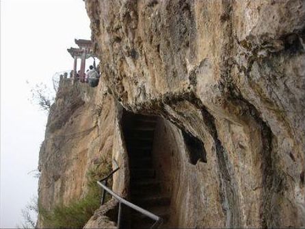 雲南西山龍門石窟圖片