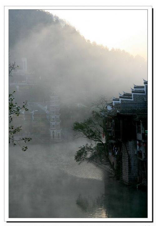霧鎖沱江圖片